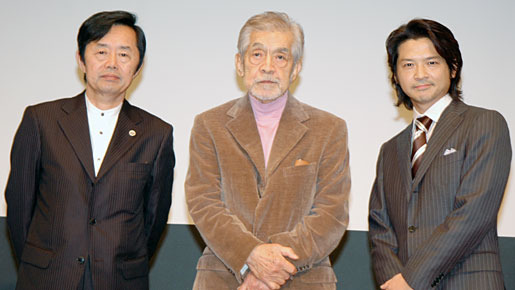 『北辰斜にすところ』完成披露試写会に登場した（右から）緒方直人、三國連太郎、廣田稔プロデューサー