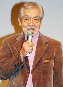 真剣なまなざしで作品に込めた思いを語る三國連太郎