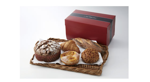 ル パンドゥ ジョエル・ロブション　福袋（150点限り）1,500円	　クロワッサンやクリームパン、カレーパンなど人気のパンを詰め合わせたお得な福袋。