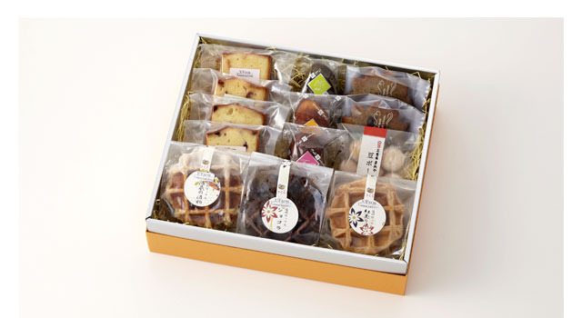 ヨロイヅカファーム・トーキョー アソシエーションBox（6点限り）5,250円　鎧塚シェフと長野県・三重県がコラボした焼き菓子のスペシャルボックスと東京ミッドタウンのショップ＜トシ・ヨロイヅカ＞のデセールサロンでスイーツが召し上がれるペアチケットが入ったスペシャル福袋。