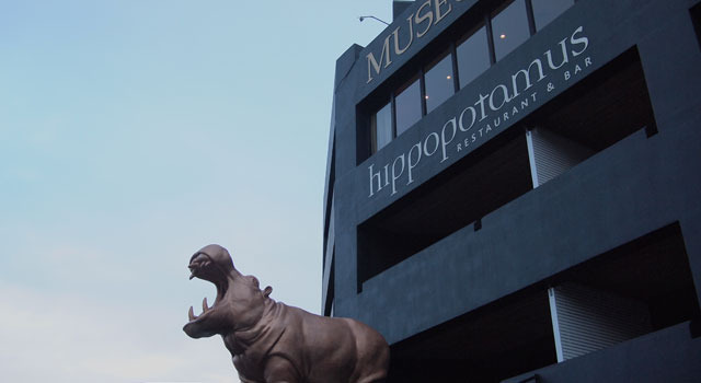 「Museum Hotel」入口。ホテル内のレストラン「Hippopotamus」のカバがお出迎え