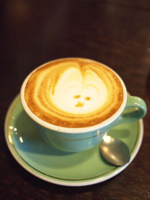 「Mojo Coffee」のフラット・ホワイト（NZでポピュラーなエスプレッソベースのコーヒー）