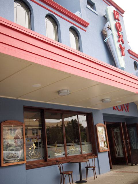 レトロば雰囲気の「Roxy Cinema」