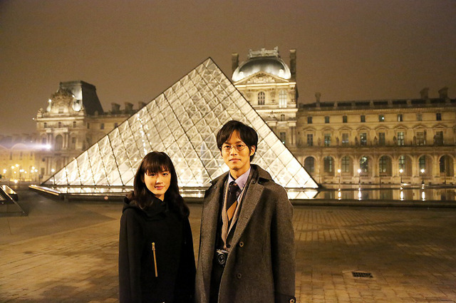 綾瀬はるか＆松坂桃李／『万能鑑定士Q －モナ・リザの瞳－』 in パリ（ルーヴル美術館）／ (C) 2014映画「万能鑑定士Q」製作委員会