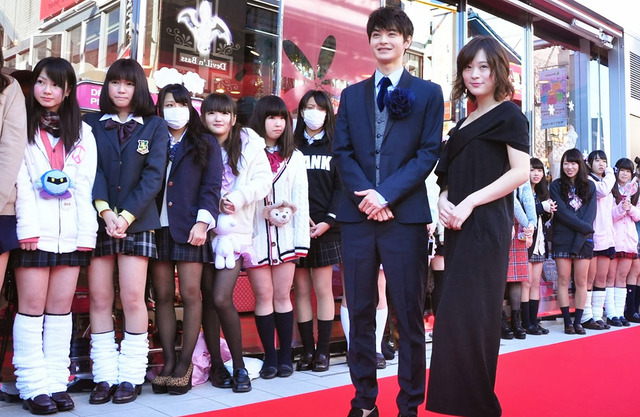 瀬戸康史＆北乃きい＆女子高生／『僕は友達が少ない』原宿レッドカーペット