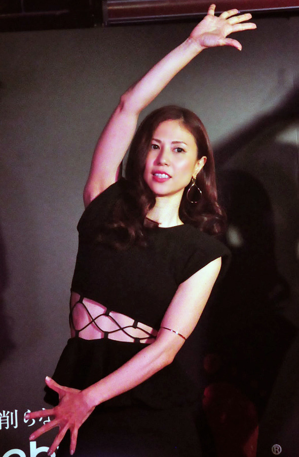 「MAX」メンバー（Nana）／『ファイア by ルブタン』ダンス・イベント in 新宿2丁目