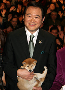 『マリと子犬の物語』初日舞台挨拶にて、子犬を抱く船越英一郎