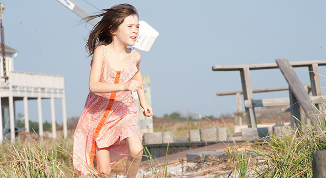 『メイジーの瞳』-(C) 2013 MAISIE KNEW, LLC. ALL Rights Reserved.