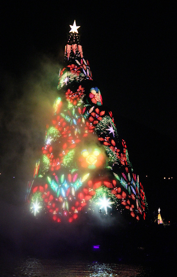 東京ディズニーシーで人気のハーバーショー「カラー・オブ・クリスマス」