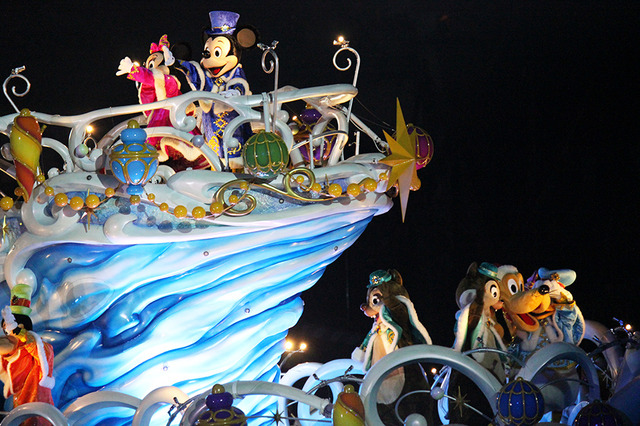 東京ディズニーシーで人気のハーバーショー「カラー・オブ・クリスマス」