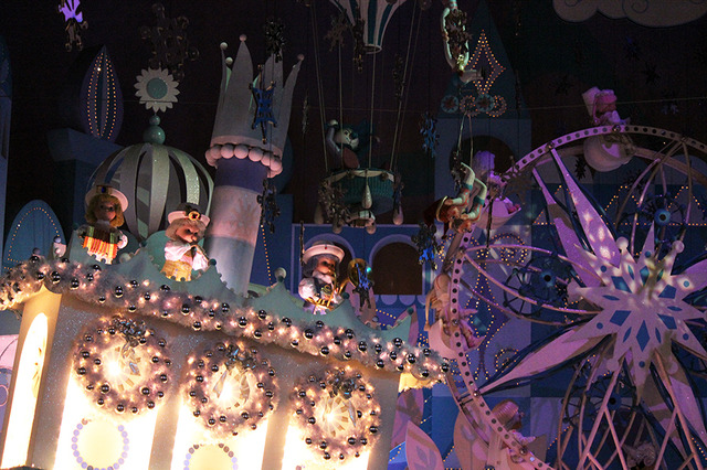 「イッツ・ア・スモールワールド“ベリーメリーホリデー”」