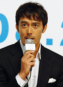 劇中の容疑者たち以上に怪しい？　厚生官僚・白鳥役の阿部寛　