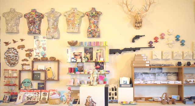 海沿いの村、マプアワーフにあるショップでは、ローカルアーティストによる雑貨探しが楽しい