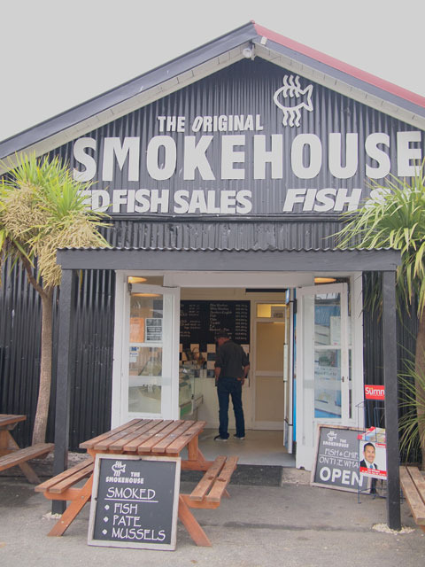 シーフードやパテを販売するマプアワーフの「The Smokehouse」