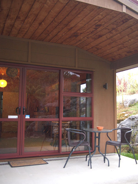 独立したコテージが点在する「Eatery On The Rock」