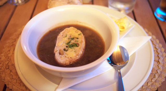 「Eatery On The Rock」のオニオン・グラタン・スープ