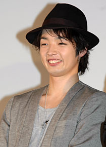 ド素人監督ながら奮闘する修平役の森山未來。