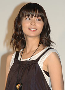 観客の熱気に嬉しそうな表情を見せる加藤ローサ。