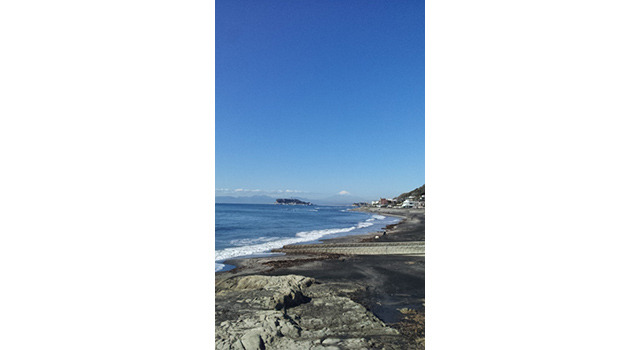 鎌倉の七里ガ浜から望んだ富士山。縁起が良さそうなんで。