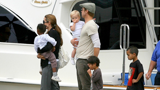 今年の8月、ボートクルージングに出かけたブランジェリーナ一家。シャイロを始め、ザハラ、パックス、マドックスと全員揃った　-(C) Splash/AFLO