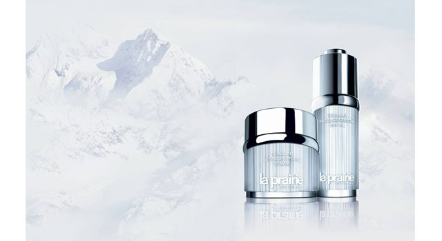 食後には、ラ・プレリーのスキンキャビアエキスなどの美容成分が配合され、スキンケア効果が自慢のファンデーションと、美容乳液のサンプルセットがもらえる。