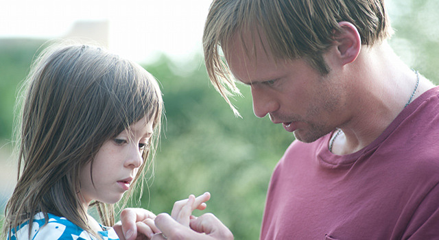 アレキサンダー・スカルスガルド／『メイジーの瞳』-(C) 2013 MAISIE KNEW, LLC. ALL Rights Reserved.