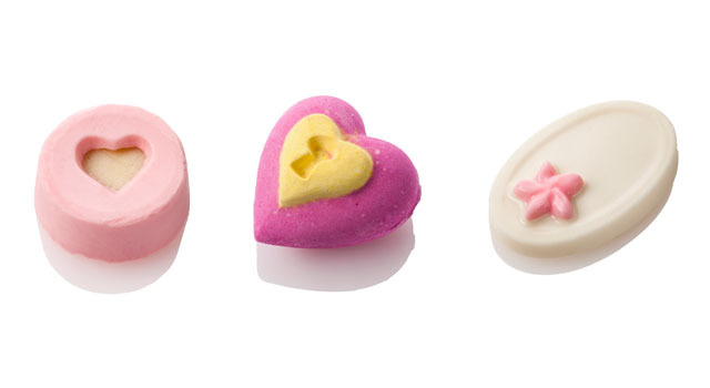 バレンタイン限定のバスボム。左から、「CLOSE TO YOU（クロース トゥー ユー）」（1,000円）、「LOVE LOCKET （ラブロケット）」（1,300円）「TENDER IS THE NIGHT（テンダー イズ ザ ナイト）」（1,200円）