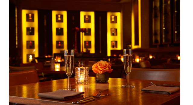 グランド ハイアット 東京1階のイタリアンカフェ「フィオレンティーナ」では、2月1日（土）～3月14日（金）の期間、18時から22時の時間に、ウェルカムドリンクに、前菜、スープ、パスタ、メイン、チョコレートをつかったデザートなどボリュームたっぷりの期間限定ディナーコース、ひとり6,000円（税込・サービス料込）を用意。