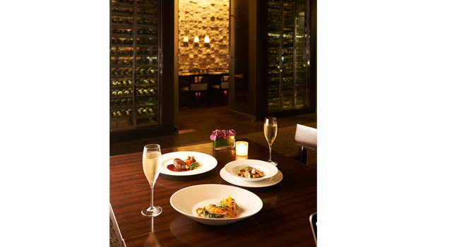 グランド ハイアット 東京 2階オールデイ ダイニング「フレンチ キッチン」では、2月1日（土）～3月16日（日）の期間、18時から21時半までの時間に「バレンタイン＆ホワイトデー スペシャルディナーコース」をひとり7,150 円（税込・サービス料込）で提供する。