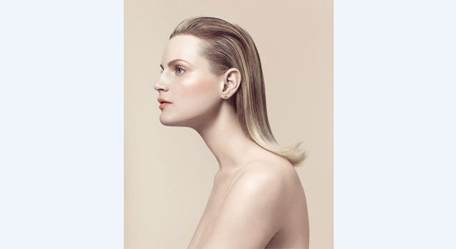 オーガニック・国産原料にこだわり、心・からだ・肌へホリスティックに働きかけるスキンケアと、自由な発想のメイクアップを提案するコスメブランド「THREE（スリー）」から、スキンケア感覚でつかえる新しいリクイドファンデーション（7色）と下地（2タイプ）、ファンデーションブラシ、ルースパウダー（2タイプ）が3月12日（水）より発売される。