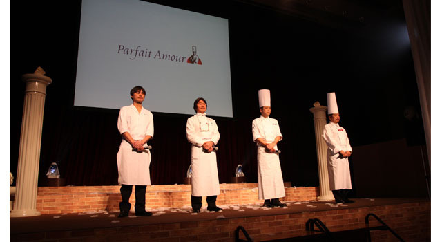 チャペル映像が映し出される会場にて、白い幕が落とされると、ひらひら舞う白い羽の中で、「ラ・ロシェル」の坂井宏行シェフ、「トシ・ヨロイヅカ」の鎧塚俊彦シェフ、「賛否両論」の笠原将弘シェフ、ホテル日航東京の調理顧問 河合隆良シェフが登場。