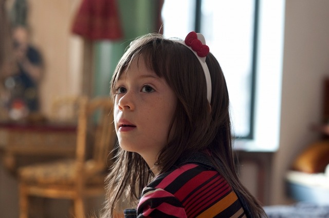 『メイジーの瞳』-(C) 2013 MAISIE KNEW, LLC. ALL Rights Reserved.