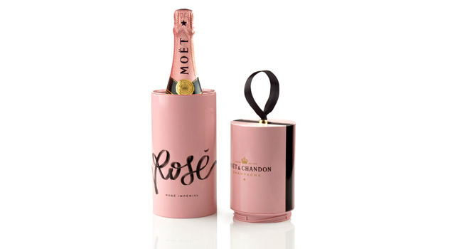 パーティなどの集まりに持参する際に便利な約2時間の保冷機能が付いたチラーに収められた「モエ ロゼ ブラックタイ チラー」（希望小売価格 8,190円、取り扱い：全国有名百貨店及び高級スーパー）