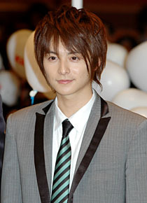 500人を超えるファンの大歓声に驚きながらも笑顔で応えた。