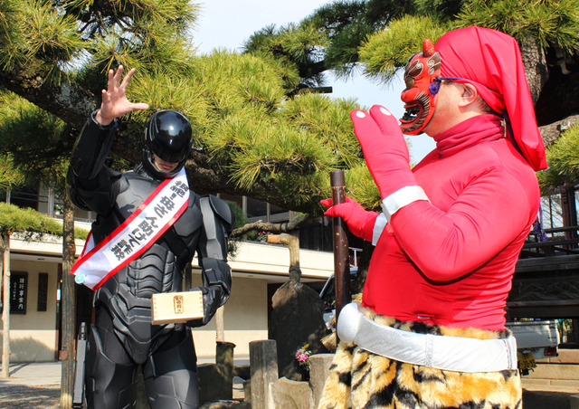 柴又帝釈天で豆をまくロボコップ／『ロボコップ』節分・豆まきイベント