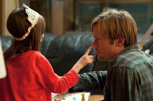 アレキサンダー・スカルスガルド／『メイジーの瞳』-(C) 2013 MAISIE KNEW, LLC. ALL Rights Reserved.