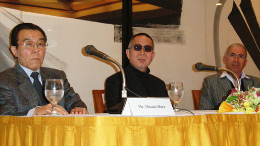 『明日への遺言』記者会見にて（左から）原正人、小泉堯史、ロジャー・パルバース