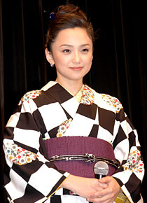 着物姿で大人の女の魅力を見せつけた永作博美