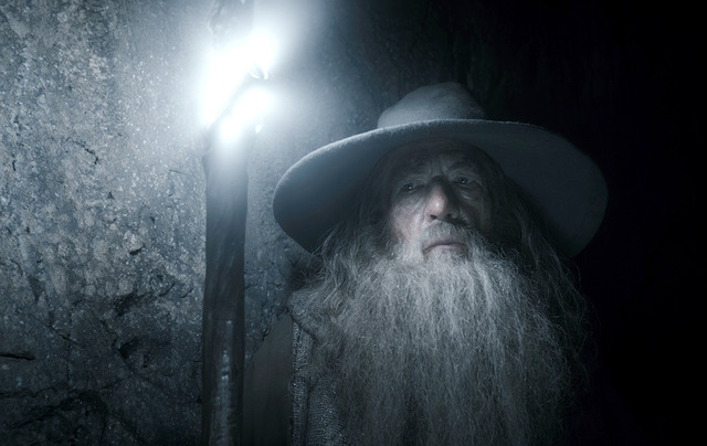 イアン・マッケラン（ガンダルフ役）／『ホビット 竜に奪われた王国』 -(C) 2013 WARNER BROS. ENTERTAINMENT INC. AND METRO-GOLDWYN-MAYER PICTURES INC．