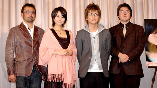 『東京少年』完成披露試写会。左から平野俊一監督、堀北真希、石田卓也、丹羽多聞アンドリウプロデューサー