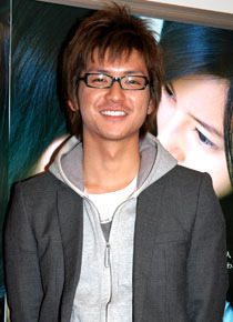 自身を「人見知りしてしまうタイプ」と語る石田卓也。壇上でも照れくさそうな表情を見せた。