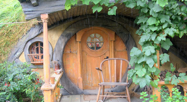 同じように見えるホビット穴のドア、大きさをよく比べてみて