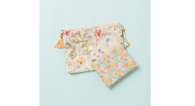 アフタヌーンティー・リビングがこの春おすすめするボタニカルパターンのアイテム「2連ポーチ」3,045円
