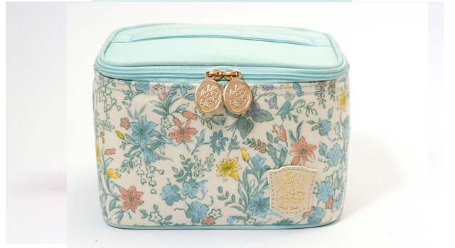 アフタヌーンティー・リビングがこの春おすすめするボタニカルパターンのアイテム「メイクボックス（リボン型ヘアクリップ付）」S 2,940円　L 5,250円