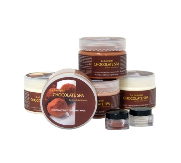 ＜「ラ・ルンピーニチョコレートスパ」／レイジースーザン＞■ボディスクラブクリーム（チョコレート/ホワイトチョコレート）￥2,520（税込）150g■ボディトリートメントマスク（チョコレート） ￥2,730（税込）150g■ハンド＆ボディトリートメントクリーム（チョコレート/ホワイトチョコレート）￥2,415（税込）150g■リップバーム（チョコレート/ホワイトチョコレート）￥840（税込）5g