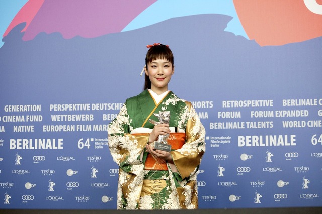 ベルリン国際映画祭・最優秀女優賞「銀熊賞」を受賞した黒木華　(c) JEAN-LOUIS TORNATO