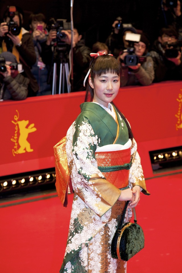 ベルリン国際映画祭・レッドカーペットでの黒木華　(c) JEAN-LOUIS TORNATO