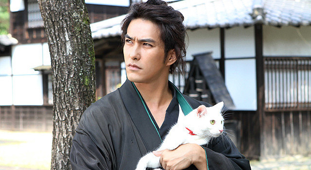 北村一輝（斑目久太郎）＆白猫・玉之丞／『猫侍』 -(C) 2013「猫侍」製作委員会