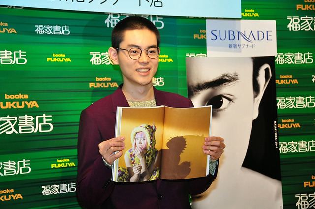 女装した自分にハニかむ菅田将暉／アーティストブック「20＋1（にじゅう ぷらす いち）」発売記念握手会