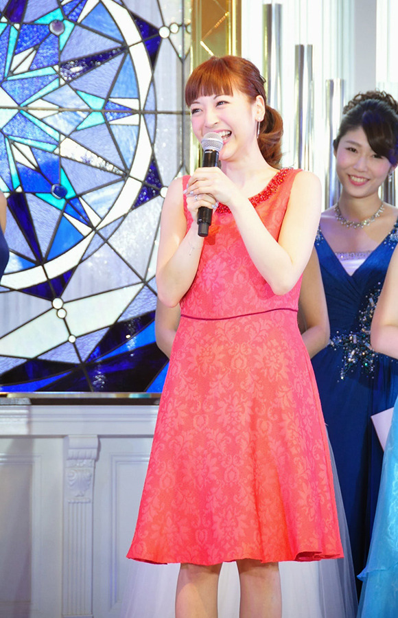 神田沙也加＆美女音楽グループ「DualisMusic」メンバー／『アナと雪の女王』主題歌お披露目イベント